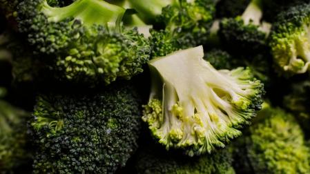 El brócoli, junto a la coliflor o la col, pertenece a la familia de las verduras crucíferas