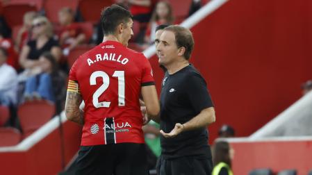 Jagoba Arrasate habla con Antonio Raíllo en el partido Mallorca-Alavés