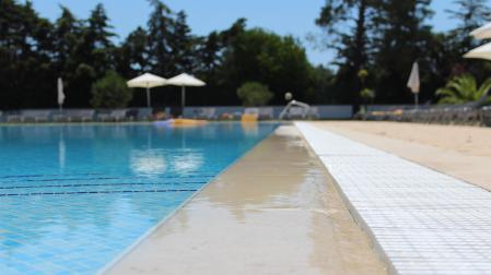 Exterior de una piscina