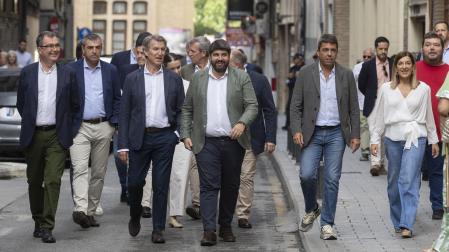 El presidente del PP, Alberto Núñez Feijóo (3i), acompañado por los presidentes autonómicos de Murcia Fernando López Miras (c) y de Valencia Carlos Mazón (2d), entre otros, a su llegada al acto de clausura del encuentro que ha reunido este fin de semana con los barones de su partido Murcia