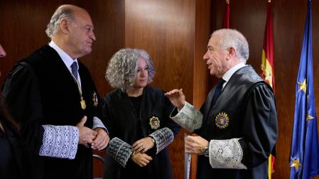 Ana Llorca, junto a Joaquín Galve, expresidente del TSJN, y Julián Huarte, actual presidente, en el acto de apertura del año judicial de la semana pasada