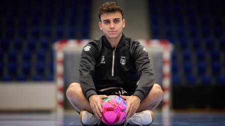 Pablo García 'Pachu', en Anaitasuna, con el balón nuevo de la Primera División de fútbol sala