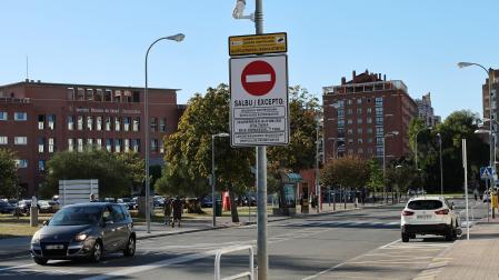 La calle Irunlarrea, en la zona restringida a la circulación, en una imagen tomada este martes