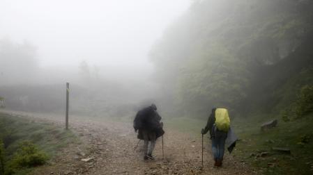 Peregrinos en mayo de 2024 en dirección Roncesvalles por el collado de Lepoeder, muy cerca de la fuente de Roldán