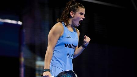 Martina Calvo celebra uno de los puntos de ayer