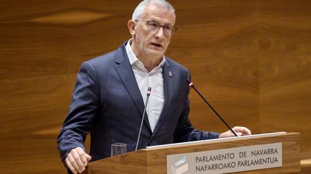 El vicepresidente primero del Gobierno, Félix Taberna, interviene este jueves en el pleno del Parlamento navarro