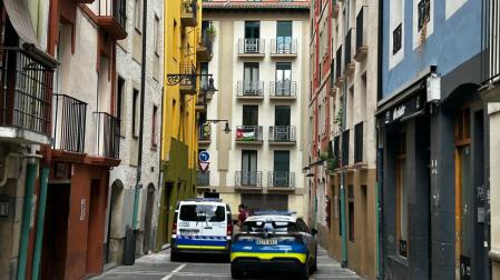 Dos vehículos de la Policía Municipal este jueves por la tarde en el bloque de la calle Tejería