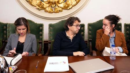 En el centro, Txema Mauleón (Contigo Zurekin), durante el debate sobre el estado de la ciudad