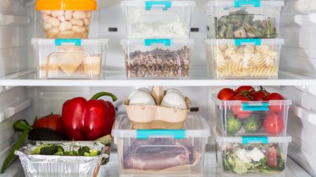 Alimentos ordenados en una nevera