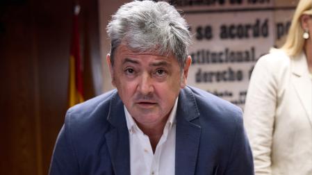 Antxon Alonso toma asiento en su comparecencia en el Senado el pasado julio