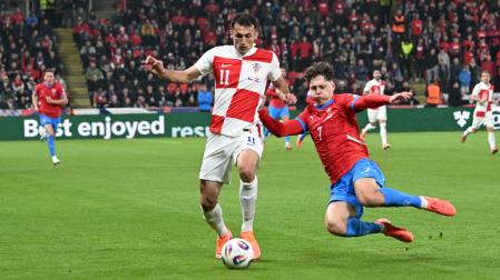 Ante Budimir pelea por un balón con Krejci en el partido disputado entre la República Checa y Croacia este jueves en Praga.