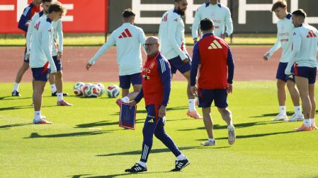Luis de la Fuente dirige el entrenamiento de la selección española en la Ciudad del Fútbol de Las Rozas este viernes, 10 de octubre /