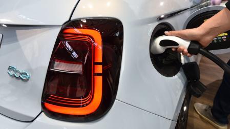 Los enchufables suponen ya cerca de la mitad de los coches nuevos que se matriculan en Navarra