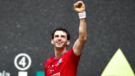 Jokin Altuna celebra el triunfo en Bilbao