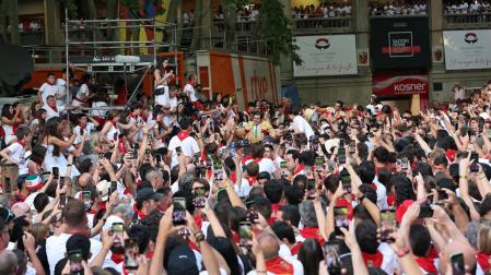 Morante de la Puebla, diminuto entre el gentío en su salida a hombros por la Puerta Grande de la Plaza de Toros de Pamplona
