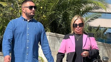 Belén Esteban, acompañado por su marido Miguel Marcos, en las inmediaciones de la Audiencia Provincial de Madrid, donde ha comenzado el juicio contra su exrepresentante Toño Sanchís