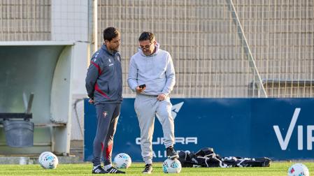 Braulio Vázquez enseña a Alessio Lisci la pantalla de su teléfono móvil al término del entrenamiento de ayer