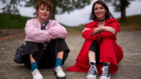 Desde la izquierda, Sabina Urraca y Mar García Puig, la semana pasada en la Ciudadela de Pamplona