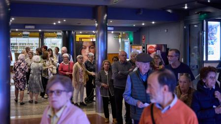 Colas de gente entrando al cine Golem Baiona el pasado martes