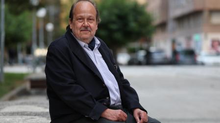 Diego García Elío posa para esta entrevista en la calle Esquíroz de Pamplona.