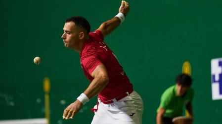Erik Jaka ejecuta un saque en el Lorenzo Goicoa