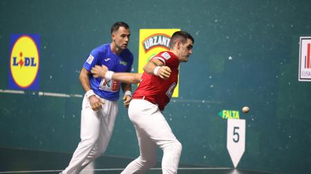 Joseba Ezkurdia golpea a la pelota en presencia de Erik Jaka en Villabona.