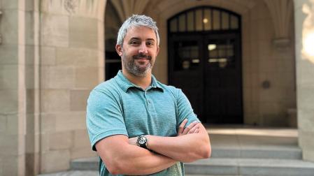 Rubén Martínez, en uno de los patios del Centro Médico de la Universidad de Venderbilt