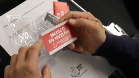 Un médico con la pegatina de la huelga en una de las últimas convocatorias.