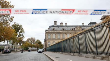 Exterior del museo Louvre, este domingo en Paris tras sufrir un robo