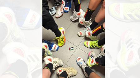 Imagen de las zapatillas de las jugadoras de la selección española de balonmano con pegatinas de sandías para mostrar su apoyo a Palestina