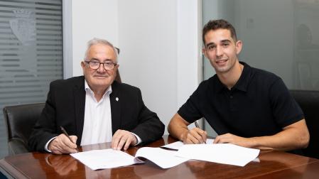 Luis Sabalza y Asier Osambela, en la firma del contrato en El Sadar