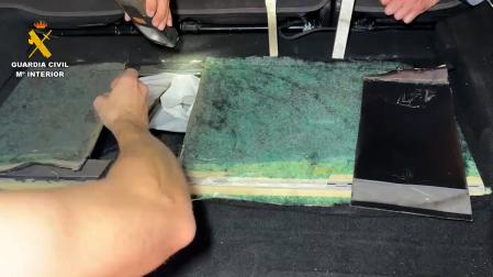 Escondite para transportar la droga en uno de los coches