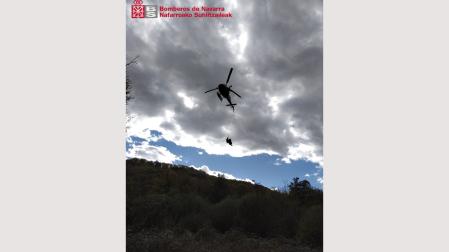 El trabajador ha sido rescatado en helicóptero por el GRT debido a la dificultad del terreno