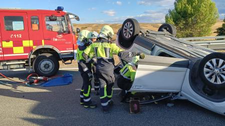 Dos mujeres heridas tras chocar un coche con otro averiado en la A-12 en Estella