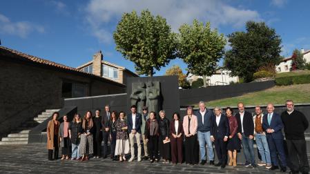 Familiares de Oteiza, representantes de la Fundación, del Gobierno de Navarra, Diputación de Gipuzkoa, EITB, museos, centros de arte y artistas, este martes, en Alzuza