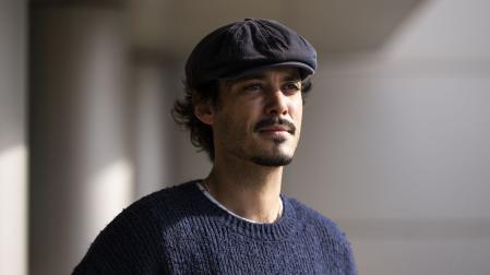 El cantante pamplonés Paul Alone, retratado en las instalaciones de 'Diario de Navarra' en Cordovilla.
