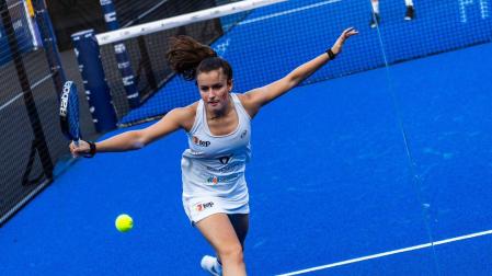Martina Calvo golpea la pelota en el partido contra Países Bajos