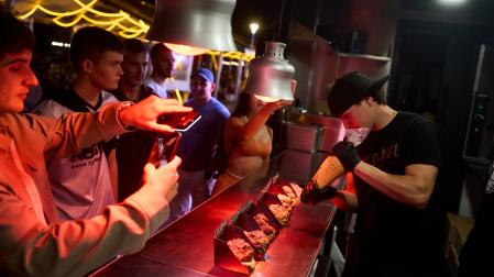 The Champions Burger abre sus puertas en el parque del Runa con ligera afluencia de público