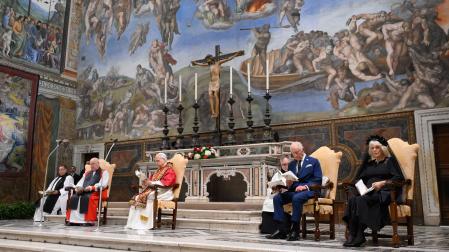 El papa León XIV y el arzobispo de York, Stephen Cottrell, presiden en la Capilla Sixtina la oración ecuménica en la que han participado los reyes del Reino Unido Carlos III y Camila, con un vestido negro y velo