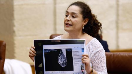 La portavoz de Por Andalucía, Inmaculada Nieto, muestra una mamografía durante su intervención en el pleno del Parlamento autonómico en el que se debaten los fallos en los cribados del cáncer de mama