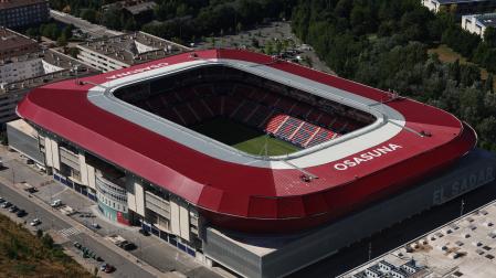 Vista aérea del estadio de El Sadar desde la esquina entre Preferencia y Sur.