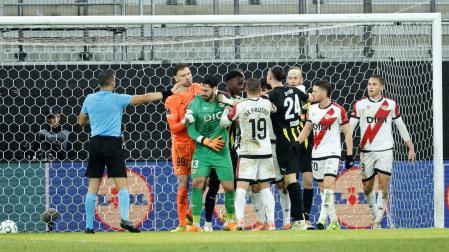Instante del partido entre Hacken y Rayo Vallecano