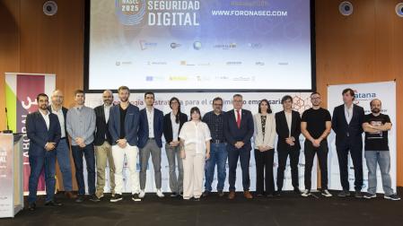 La presidenta de la junta directiva de Atana, Ana Monreal, con gafas y en el centro de la imagen, posa con los ponentes de la quinta edición del Foro Navarra Seguridad Digital
