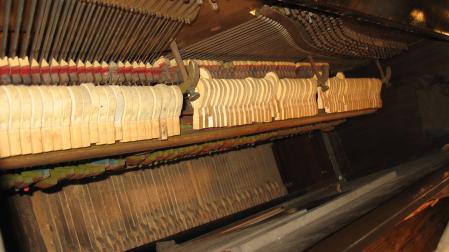 Interior de un piano antiguo