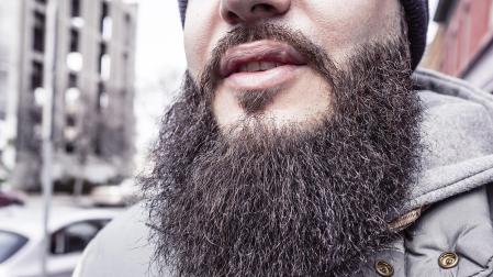 El vello facial masculino atrapa mucha suciedad porque es más grueso y curvado que el de otras zonas