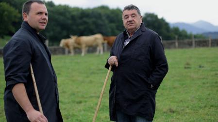 Víctor Mendiburu Martín (dcha.) y su hijo Andoni, fotografiados en 2013