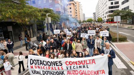 Imagen de la cabeza de la manifestación que ha recorrido este sábado Erripagaña