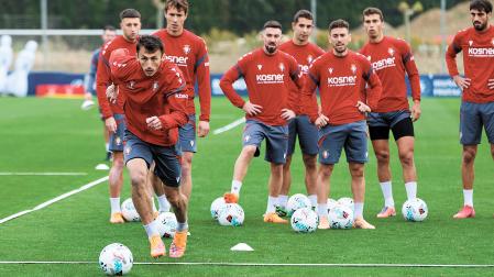 Ante Budimir conduce el balón en un ejercicio de la última sesión de la semana /