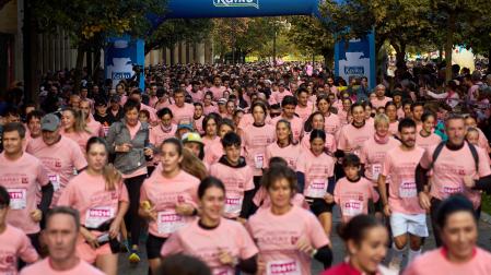 Fotos de la marcha solidaria en la lucha contra el cáncer de mama de Pamplona