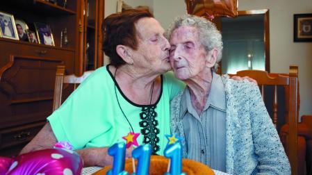 A la derecha, Ángeles Álava, que cumplió ayer 111 años, junto a su hija Carmen Huete, en su casa en Cascante.